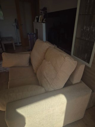 Comodo sofá de dos plazas beige