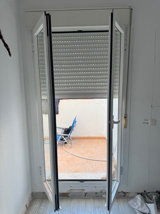 Puerta de cristal con persiana