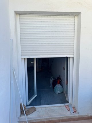 Puerta de cristal con persiana
