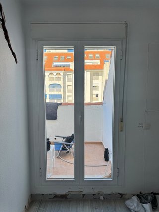 Puerta de cristal con persiana