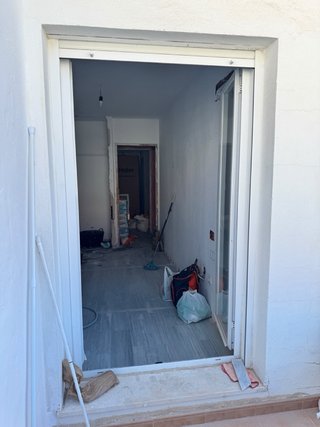 Puerta de cristal con persiana