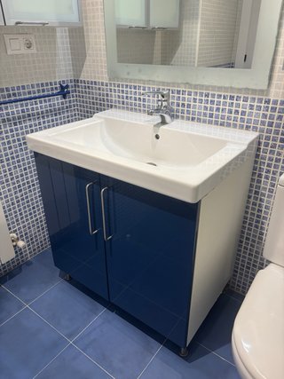 Conjunto de baño: muebles, lavabo, grifo, espejo..
