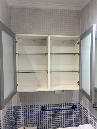 Conjunto de baño: muebles, lavabo, grifo, espejo..