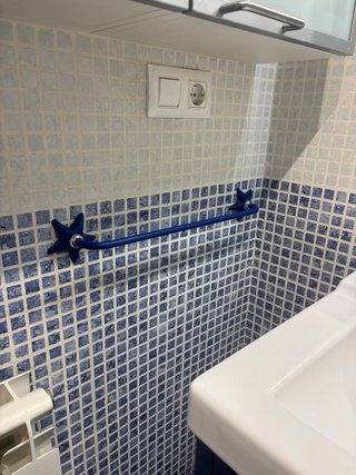 Conjunto de baño: muebles, lavabo, grifo, espejo..