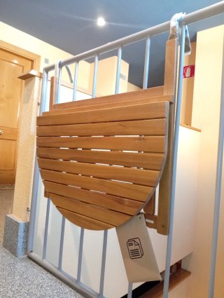 Mesa auxiliar plegable exterior. madera de acacia