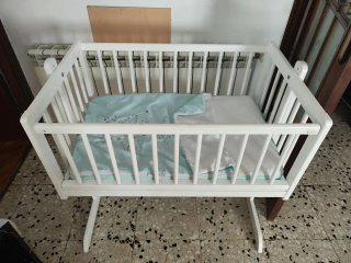Cuna de bebé blanca con balancín
