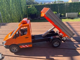 Camión de obra Bruder con accesorios