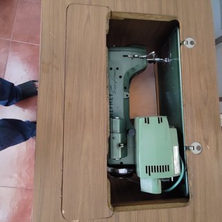Máquina de coser Refrey con mueble
