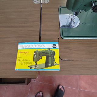 Máquina de coser Refrey con mueble