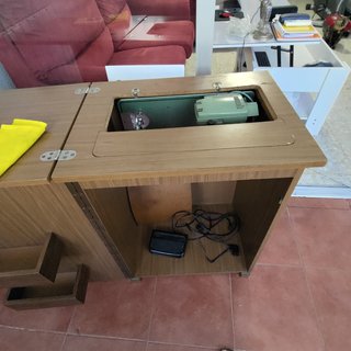 Máquina de coser Refrey con mueble