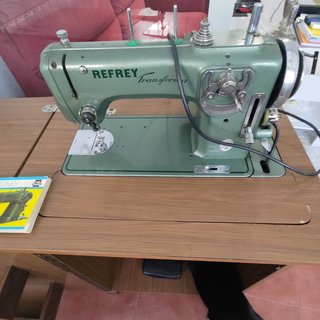 Máquina de coser Refrey con mueble