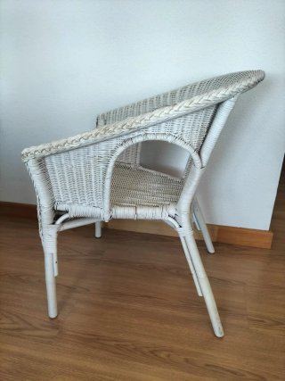 Butaca de mimbre con cojín a rayas