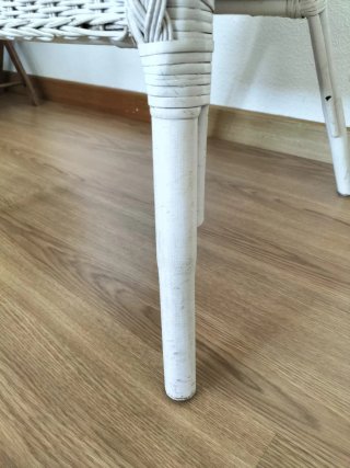 Butaca de mimbre con cojín a rayas