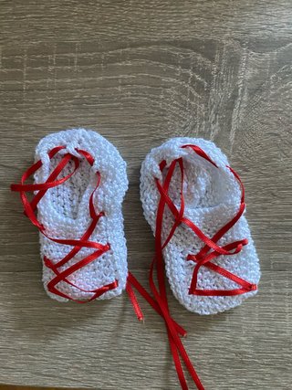 Alpargatas de bebé blancas con lazo rojo
