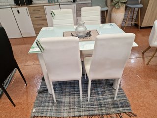 Mesa de Cristal y 4 Sillas de Polipiel