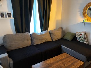 Sofá modular gris con fundas