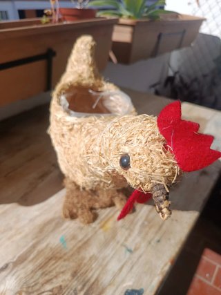 Cesta para huevos artesanal con forma de gallina