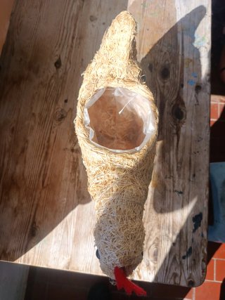 Cesta para huevos artesanal con forma de gallina