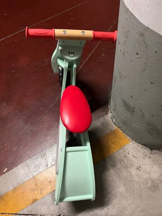 Bicicleta de madera estilo moto clásica