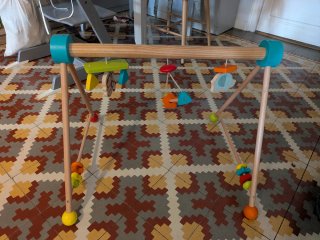 Gimnasio de madera para bebé
