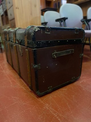 Baúl antiguo de madera y metal