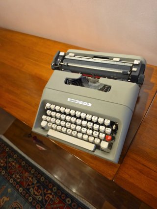 Macchina da scrivere Olivetti Lettera 35