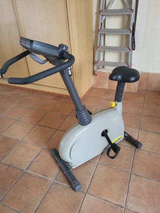Bicicleta Estática Gris y Negra