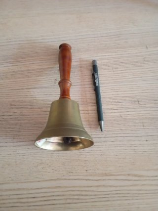Campanilla de mano con mango de madera