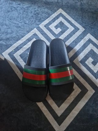 Chanclas Gucci Negras con Rayas
