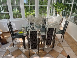 Mesa de cristal con 6 sillas vintage.