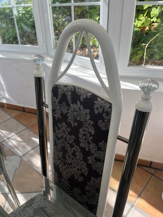 Mesa de cristal con 6 sillas vintage.