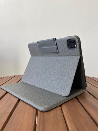 Apple iPad Pro 11" M + Logi Foliotouch y Pencil