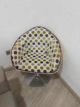 Sillón de diseño con estampado de lunares