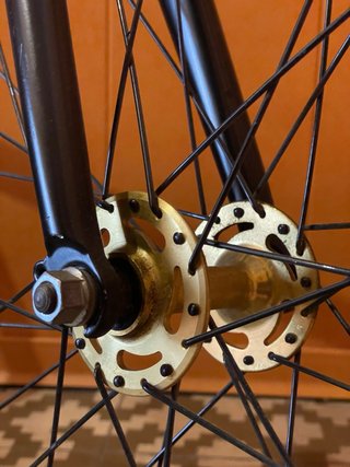 Bicicleta Fixie Negra con Ruedas Aerodinámicas
