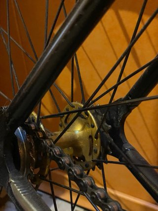 Bicicleta Fixie Negra con Ruedas Aerodinámicas