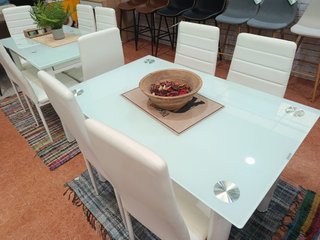 Mesa de Cristal y 4 Sillas de Polipiel