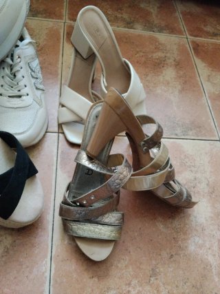 Lote de sandalias doradas y blancas