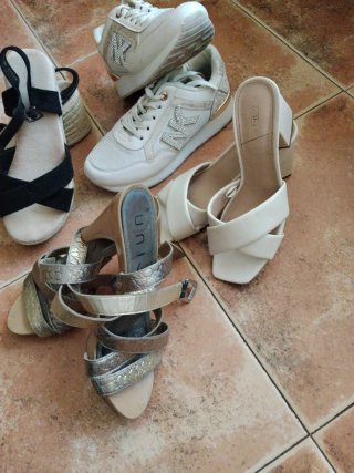 Lote de sandalias doradas y blancas