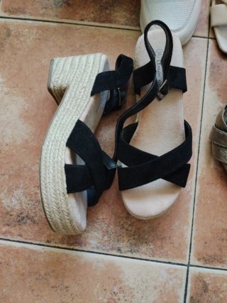 Lote de sandalias doradas y blancas
