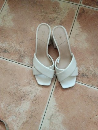 Lote de sandalias doradas y blancas