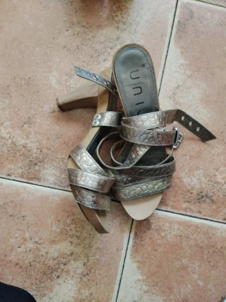 Lote de sandalias doradas y blancas