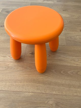 Taburete infantil naranja IKEA Mamut