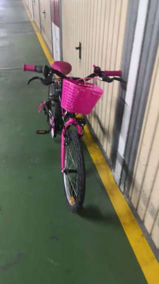 Bicicleta infantil rosa con cesta
