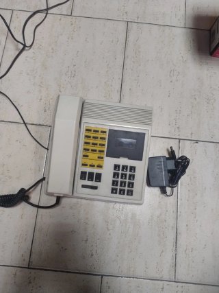 Teléfono contestador beige y blanco.