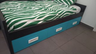 Cama nido infantil con cajones una cama está monta