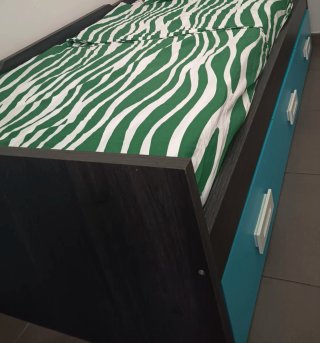Cama nido infantil con cajones una cama está monta