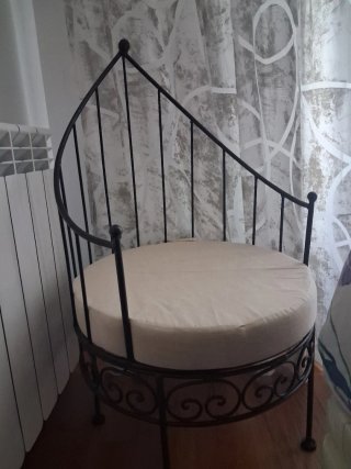 Silla de forja con cojín beige