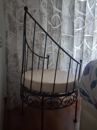 Silla de forja con cojín beige