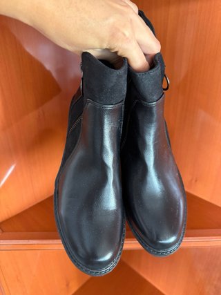 Botas negras de cuero y ante