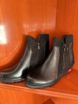 Botas negras de cuero y ante